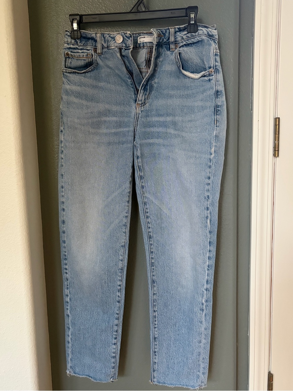 Garage Women’s High-Rise Straight Jeans Size 27
Bought from store with raw hem